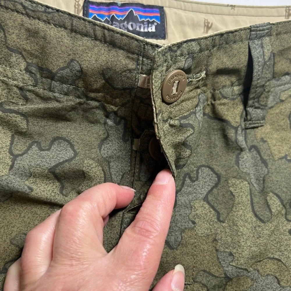 Patagonia Men's Wavefarer Cargo Green Camo Unlined Board Shorts 29 Swim Trunks